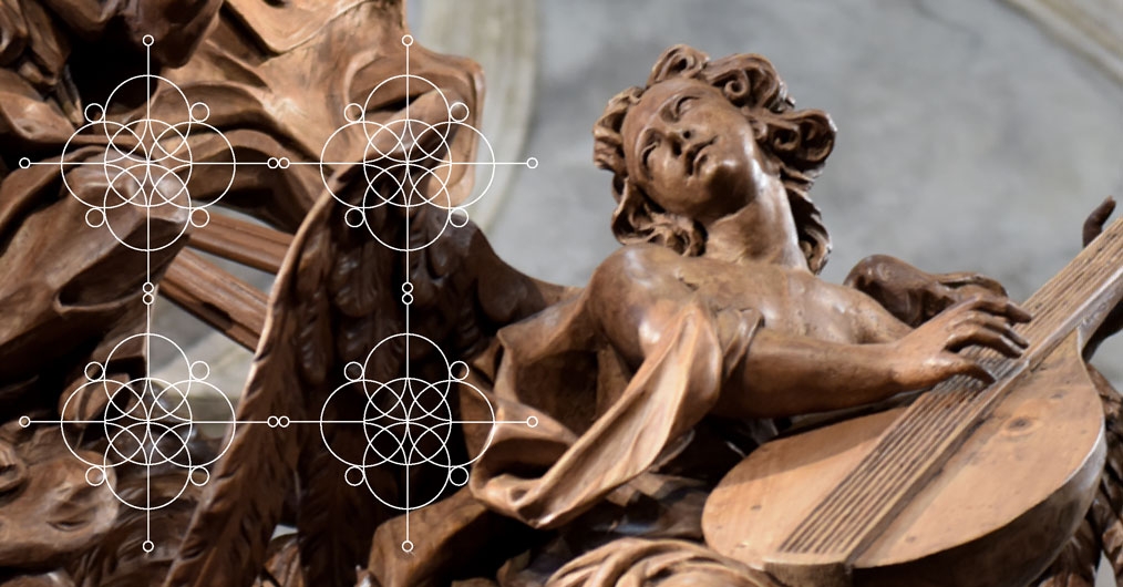 fragment ołtarza, drewniana rzeźba anioła grającego na lirze, na zdjęcie nałożony delikatny ornament